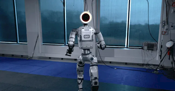 人形机器人Atlas“诡异”动作吓坏马斯克！网友惊呼恐怖片